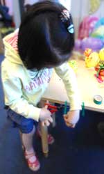 bambina che taglia nastro isolante