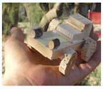 automobilina legno fatta da bambino